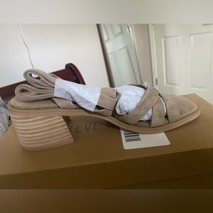 BRAND NEW STEVE MADDEN sandals